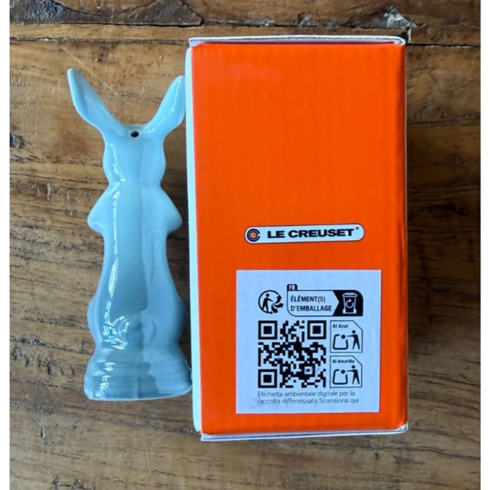 Le Creuset Stoneware Easter Bunny Pie Vent Bird Funnel - Sea Salt - New in Box - Picture 4 of 6